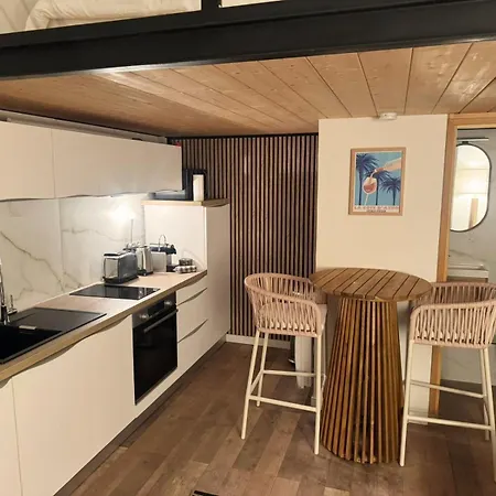 Centre - Superb With Mezzanine شقة *